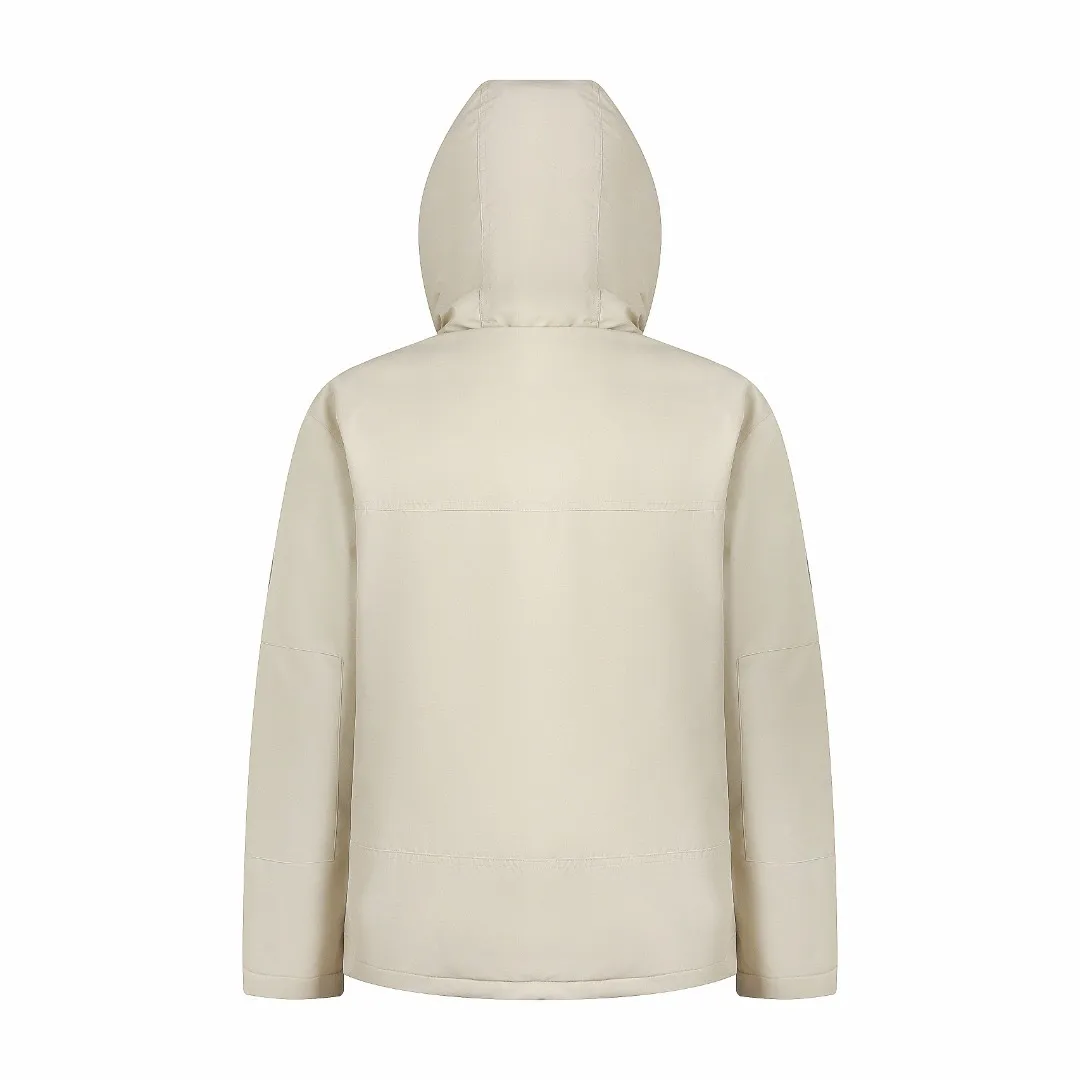 P980 Ralph Lauren pony embroidered hooded down jacket (off-white). The inner filling is made of high-quality 90 white duck down, weighing 220g, ensuring excellent thermal insulation performance. After strict screening and processing, the velvet is not easy to get drilled, ensuring durability. The fabric is made of high-density nylon taffeta with a density of about 210T-300T, with a smooth and slightly matte surface, excellent windproof and waterproof properties (with DWR water-repellent treatment), strong wrinkle resistance and easy care, in line with the American casual positioning of "durable and practical". The lining fabric is made of 100% polyamide. The high-density and tight weaving process prevents fine lint from emerging from the gaps in the fabric. The smooth surface improves the putting on and taking off experience, and the excellent wear and tear resistance ensures damage caused by frequent use, while the light and soft texture does not affect the overall weight. The classic jacket has a slightly loose fit, slightly dropped shoulder line (shoulder width is 1-2cm wider than the standard fit), is hip-length, and has slightly tapered straight sleeves, taking into account both freedom of movement and casual style. The adjustable Velcro on the cuffs allows you to freely adjust the tightness according to the thickness of your wrist and personal preferences, effectively preventing cold wind from intruding, and improving the warmth performance. In terms of storage, the two front zipper pockets are convenient for you to place frequently used items, and the zipper design ensures that items are not easily lost. A built-in pocket on the left side of the chest provides a safe storage space for some small private items. The drawstring design at the hem allows you to adjust the shape of the jacket according to your body shape and dressing needs. Whether it is loose and casual or slim and neat, you can easily control it. Polo horse logo on the left chest: flat satin stitch embroidery (satin embroidery), the embroidery thread is 100% polyester high color fastness embroidery thread (the color number is consistent with the brand's standard red color card), the stitch density is 12-15 stitches/cm, the outline of the horse logo is clear, and the details of the rider and horse are burr-free. Size:S-M-L-XL